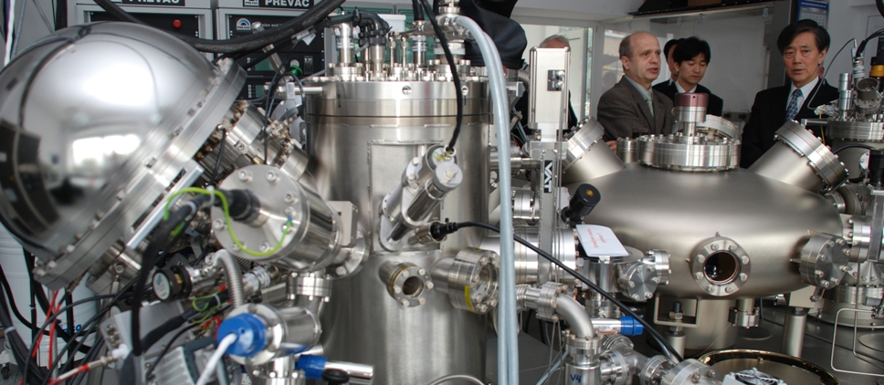 Prof. dr hab. Aleksander Jabłoński (po lewej) przy spektrometrze wielokomorowym w Instytucie Chemii Fizycznej PAN w Warszawie podczas wizyty ambasadora Japonii. (Źródło: IChF PAN, Grzegorz Krzyżewski) Prof. dr hab. Aleksander Jabłoński (po lewej) przy spektrometrze wielokomorowym w Instytucie Chemii Fizycznej PAN w Warszawie podczas wizyty ambasadora Japonii. (Źródło: IChF PAN, Grzegorz Krzyżewski)