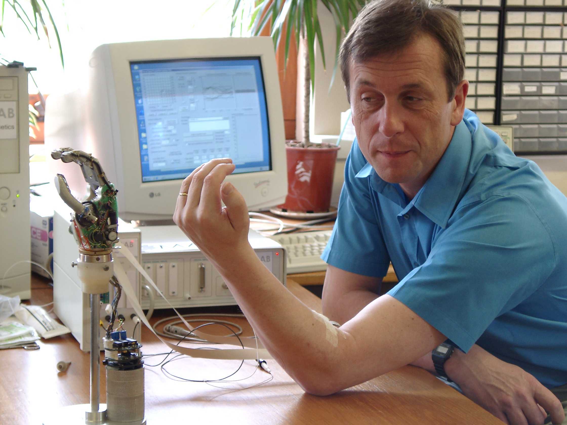 Kevin Warwick jako pierwszy wszczepił sobie pod skórę mikronadajnik, dzięki któremu był rozpoznawany przez sieć komputerową swego laboratorium. Dziennikarze niezwłocznie mianowali go "pierwszym cyborgiem".