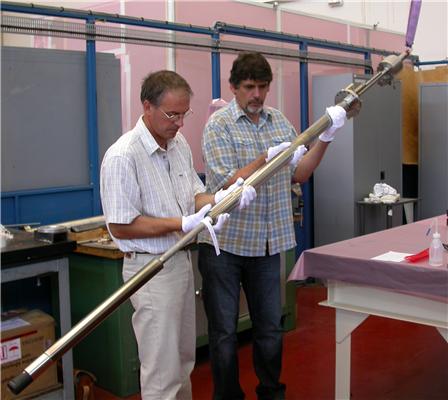 Sonda z zamontowanymi na szczycie detektorami promieniowania Czerenkowa, zbudowana w Instytucie Problemów Jądrowych w Świerku dla jednego z największych tokamaków na świecie – Tore Supra w Cadarache we Francji. Po lewej Jean-Yves Pascal (CEA, Cadarache), po prawej Robert Mirowski (IPJ, Świerk). (Źródło: IPJ) Sonda z zamontowanymi na szczycie detektorami promieniowania Czerenkowa, zbudowana w Instytucie Problemów Jądrowych w Świerku dla jednego z największych tokamaków na świecie – Tore Supra w Cadarache we Francji. Po lewej Jean-Yves Pascal (CEA, Cadarache), po prawej Robert Mirowski (IPJ, Świerk). (Źródło: IPJ)