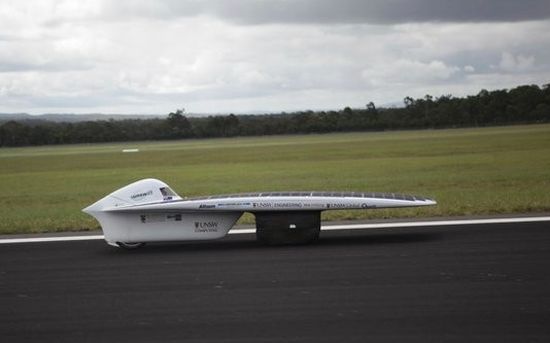 Zaprojektowany przez studentów z University of New South Wales pojazd napędzany tylko i wyłącznie energią słoneczną nazwany Sunswift IVy, pobił rekord Guinessa dla najszybszego zasilanego energią słoneczną pojazdu osiągając 88,738km/h. Próba bicia rekordu miała miejsce w bazie marynarki wojennej HMAS Albatross w Nowra w Australii. Poprzedni rekord pochodził z 1987r i wynosił 78km/h. Zaprojektowany przez studentów z University of New South Wales pojazd napędzany tylko i wyłącznie energią słoneczną nazwany Sunswift IVy, pobił rekord Guinessa dla najszybszego zasilanego energią słoneczną pojazdu osiągając 88,738km/h. Próba bicia rekordu miała miejsce w bazie marynarki wojennej HMAS Albatross w Nowra w Australii. Poprzedni rekord pochodził z 1987r i wynosił 78km/h.