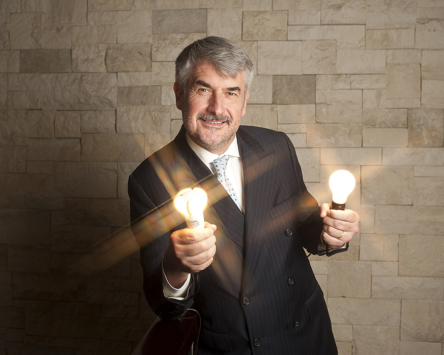 12W żarówka LED daje takie samo światło jak jej tradycyjny odpowiednik o mocy 60W. philips-12W-vs-60W