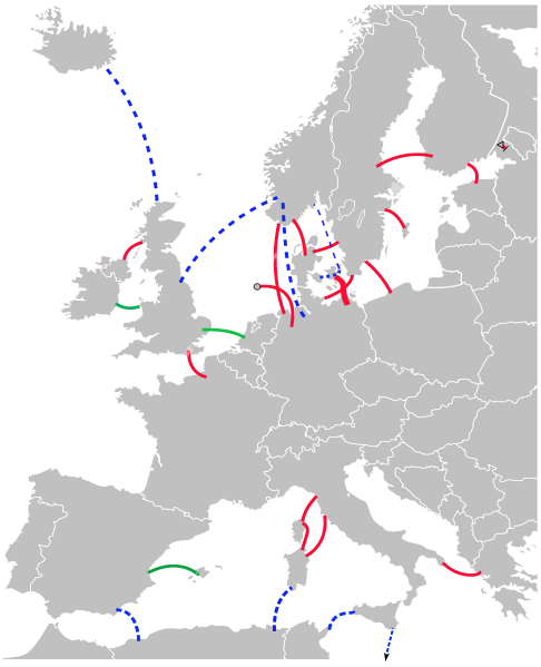 Mapa morsich połączeń HVDC w Europie z wyjątkiem linii wyłączonych z eksploatacji. Legenda: zielony - zatwierdzone projekty, Czerwony - istniejące, Niebieski - rozważane opcje. Fot. Wikimedia Commons. Mapa morskich połączeń HVDC w Europie