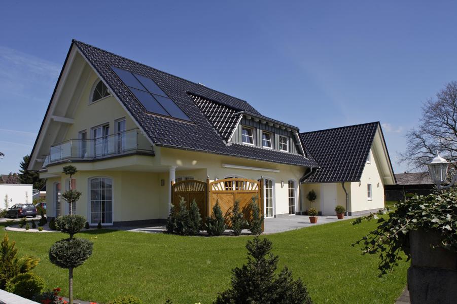 Dom jednorodzinny z czterema kolektorami Schüco zamontowanymi w połaci dachu