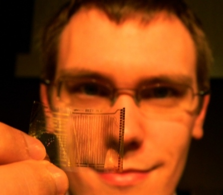 Kris Myny z IMEC trzyma wydrukowany 8-bitowy procesor