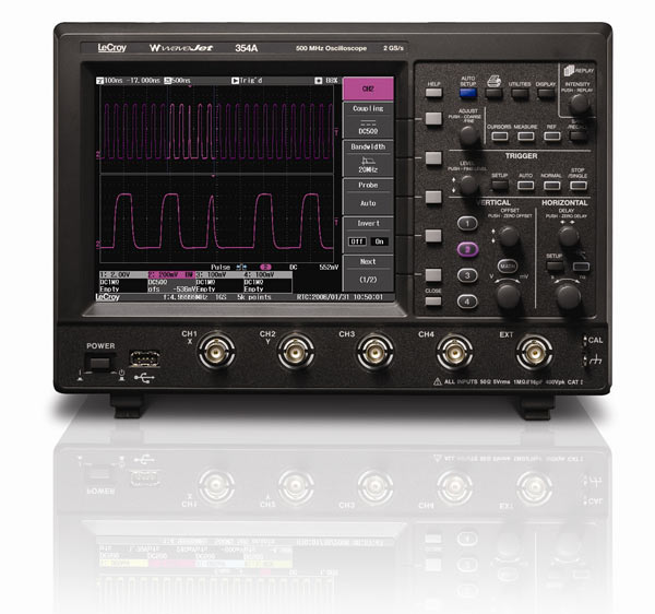 Drugą grupę oscyloskopów firmy LeCroy dostępnych w ofercie TME stanowią przyrządy WaveJet W porównaniu z rodziną WaveAce są to oscyloskopy odznaczające się większymi możliwościami pomiarowymi