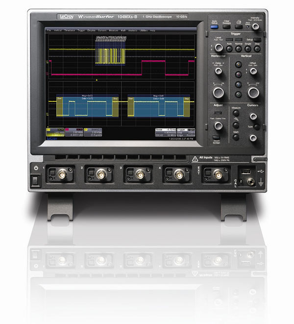 Trzecią, najsilniejszą w ofercie TME grupę oscyloskopów firmy LeCroy stanowi rodzina WaveSurfer reprezentowana tu przez model 24Xs. Oscyloskop ten jest dostępny pod oznaczeniem WAVESURFER 24XS-A Rodzina WaveSurfer to przyrządy z najwyższej półki, wykorzystywane do najbardziej wyrafinowanych pomiarów, ale też, ze względu na cenę dostępne raczej dla dość wąskiej grupy użytkowników. 