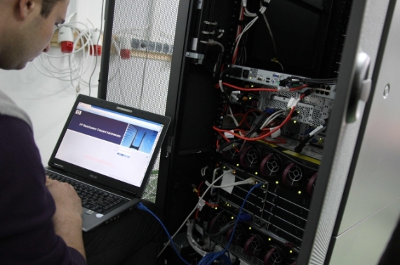 Uruchamianie nowego klastra testowego Centrum Informatycznego Świerk. (Źródło: Marek Pawłowsk, IPJ) Uruchamianie nowego klastra testowego Centrum Informatycznego Świerk. (Źródło: Marek Pawłowsk, IPJ)