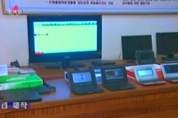 Prezentacja północnokoreańskich komputerów.