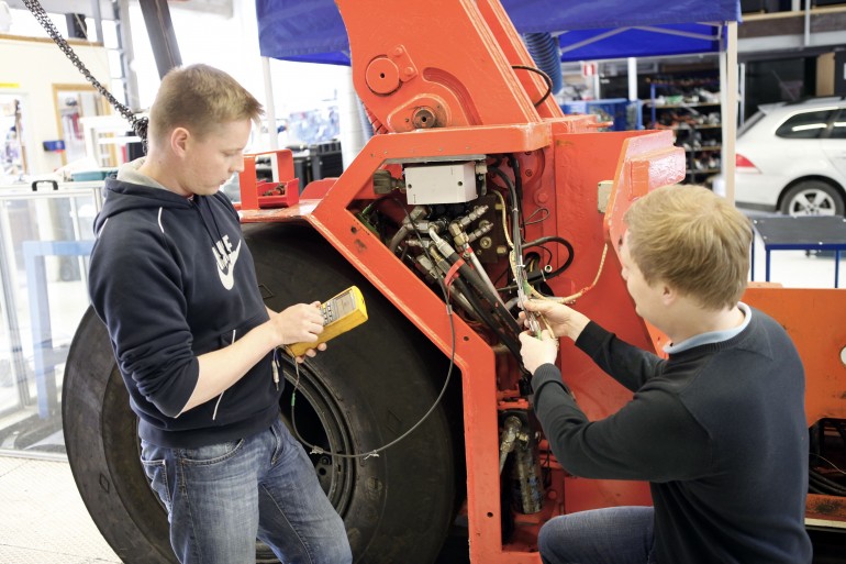 Fińscy naukowcy opracowali hybrydowy układ przeniesienia mocy i napędu dla maszyn rolniczych, podnośników i przenośników oraz maszyn wydobywczych, który pozwolił zmniejszyć zużycie paliwa o ponad połowę. Fińscy naukowcy opracowali hybrydowy układ przeniesienia mocy i napędu dla maszyn rolniczych, podnośników i przenośników oraz maszyn wydobywczych, który pozwolił zmniejszyć zużycie paliwa o ponad połowę.