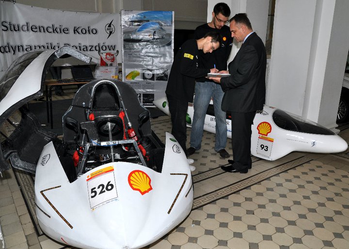 Członkowie Studenckiego Koła Aerodynamiki Pojazdów (SKAP) z Politechniki zaprezentowali swoje konstrukcje o napędzie spalinowym, jednoosobowe opływowe bolidy Kropelka i PAKS
