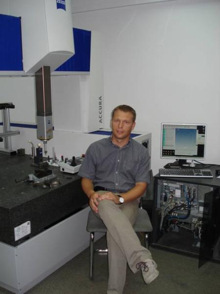Dr hab. inż. Adam Woźniak w Laboratorium Współrzędnościowej Techniki Pomiarowej na Wydziale Mechatroniki Politechniki Warszawskiej (w tle współrzędnościowa maszyna pomiarowa Zeiss Accura) Dr hab. inż. Adam Woźniak w Laboratorium Współrzędnościowej Techniki Pomiarowej na Wydziale Mechatroniki Politechniki Warszawskiej (w tle współrzędnościowa maszyna pomiarowa Zeiss Accura)