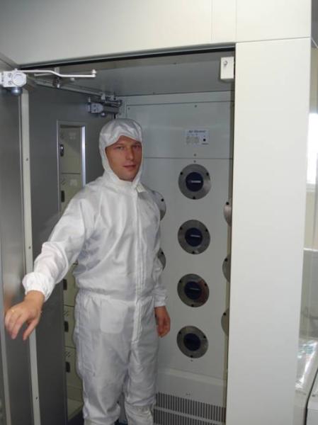 Dr hab. inż. Adam Woźniak w Clean room-ie - Research Institute of Electronics, Hamamatsu, Japonia Dr hab. inż. Adam Woźniak w Clean room-ie - Research Institute of Electronics, Hamamatsu, Japonia