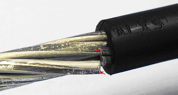 1.	Niewielkie nacięcie przewodu przy zdejmowaniu izolacji powoduje w następstwie uszkodzenie przewodu i możliwość upadku linii 1.	Niewielkie nacięcie przewodu przy zdejmowaniu izolacji powoduje w następstwie uszkodzenie przewodu i możliwość upadku linii