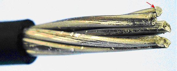 Rys 2. Drugi koniec odizolowanego przewodu, nacięcie przewodu spowodowało zerwanie linii.