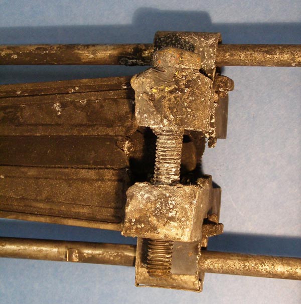 Rys 4. Upalony przewód PAS w niedokręconym zacisku uchwytu odciągowego (połączenie z układem ochrony przeciwłukowej SDI 27.1 Rys 4. Upalony przewód PAS w niedokręconym zacisku uchwytu odciągowego (połączenie z układem ochrony przeciwłukowej SDI 27.1