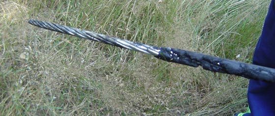 Rys 7. Awaria linii PAS na skutek długotrwałego kontaktu linii z gałęziami drzew. Rys 7. Awaria linii PAS na skutek długotrwałego kontaktu linii z gałęziami drzew.