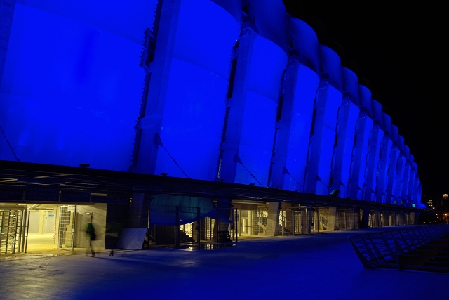 oświetlenie LED’owe w kolorze niebieskim na stadionie Lecha w Poznaniu