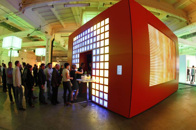 Sześcian LED to instalacja składająca się z blisko 35 tys. diod sterowanych inteligentnym systemem e:cue firmy TRAXON. sześcian LED