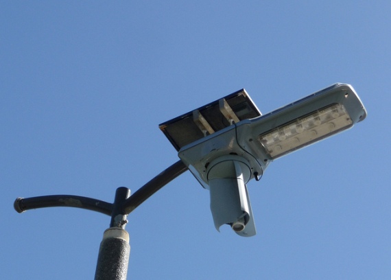 Hybrydowa lampa uliczna