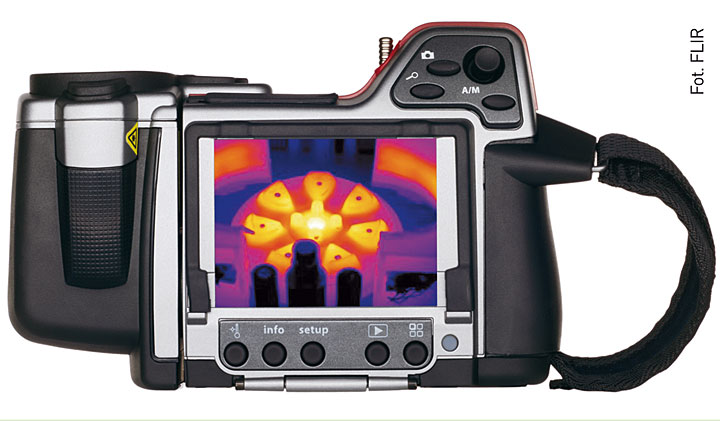 Fot. 3. Kamera Flir T365. Możliwe jest nagrywanie notatek głosowych – do poszczególnych zdjęć z możliwością wprowadzania ich do raportu. Opcjonalnie dostępne obiektywy 6º, 15º, 45º, 90º, 2x i 4x, łatwe w montażu do korpusu kamery, dzięki czemu zyskuje się dużą różnorodność zastosowań urządzenia. Standardowa karta pamięci SD umożliwia zapis ponad 1000 zdjęć pomiarowych w formacie JPEG.