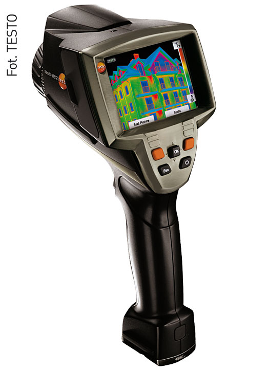 Fot. 4. Kamera termowizyjna Testo 882 o ergonomicznym kształcie pistoletu, z rozdzielczością 320 × 240 pikseli. W urządzeniu przewidziano standardowy obiektyw 32°. Możliwe jest wyświetlanie wilgotności powierzchni. Jakość obrazu NETD < 60 mK.