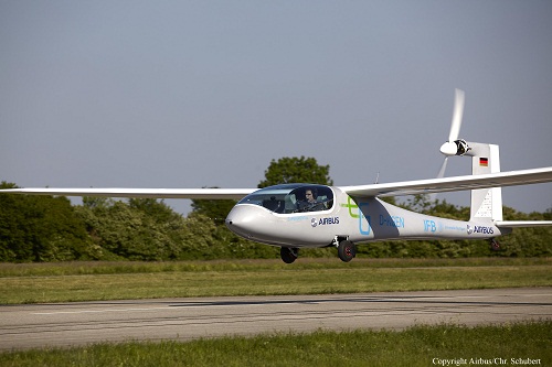 Samolot „eGenius” wyposażono w elektryczny układ napędowy, którego górna granica podczas lotu wynosi na 60 kW. Samolot „eGenius” wyposażono w elektryczny układ napędowy, którego górna granica podczas lotu wynosi na 60 kW.