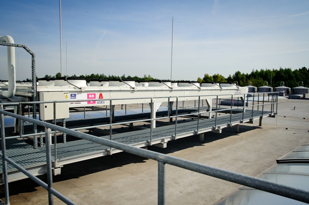 Dry cooler z chłodzeniem adiabatycznym wykorzystywany do chłodzenia skraplacza lub freecoolingu w okresie zimowym Dry cooler z chłodzeniem adiabatycznym wykorzystywany do chłodzenia skraplacza lub freecoolingu w okresie zimowym