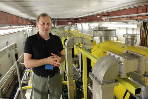 Prof. Jacek Sekutowicz - jeden z konstruktorów XFELa w laboratorium testowania kriomodułów1. Fot. Marek Pawłowski, NCBJ Prof. Jacek Sekutowicz - jeden z konstruktorów XFELa w laboratorium testowania kriomodułów1. Fot. Marek Pawłowski, NCBJ