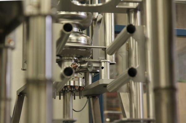 Stanowisko testowe - wnęka rezonansowa w której przyspieszane są elektrony. Fot. Marek Pawłowski, NCBJ Stanowisko testowe - wnęka rezonansowa w której przyspieszane są elektrony. Fot. Marek Pawłowski, NCBJ