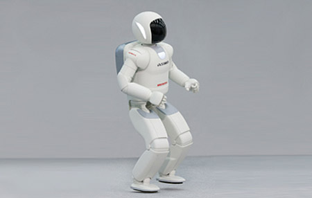 ASIMO bez problemu pokonuje nierówne powierzchnie.