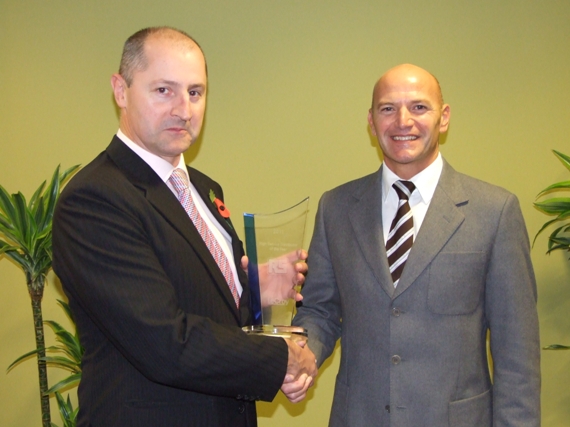 Jon Boxall, Global Head of Semiconductors and Electronics Test & Measurement, RS Components odbiera nagrodę z rąk Nicola Gomiero, Distribution Sales Director, LeCroy. Jon Boxall, Global Head of Semiconductors and Electronics Test & Measurement, RS Components and Nicola Gomiero, Distribution Sales Director, LeCroy.