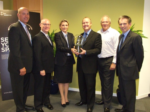 Od lewej: Fred Bell, Vice President, Global Distribution, Molex Roger Pickett, Head of Electronic purchasing, RS Components Valerie Ramon, Category Business Manager, Emech & Connectors, RS Components Mark Davies, Distribution Corporate Account Manager, Europe, Molex Chris Page, General Manager Electronics, Electrocomponents Paul Keenan, Regional Sales Manager, Europa Północna, Molex Fred Bell, Vice President, Global Distribution, Molex Roger Pickett, Head of Electronic purchasing, RS Components Valerie Ramon, Category Business Manager, Emech & Connectors, RS Components Mark Davies, Distribution Corporate Account Manager, Europe, Molex Chris Page, General Manager Electronics, Electrocomponents Paul Keenan, Regional Sales Manager, Europa Północna, Molex