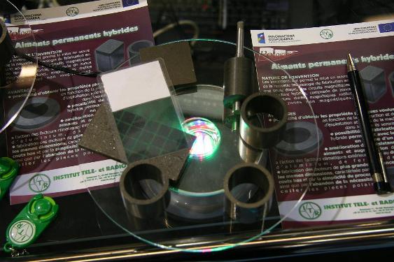 ITR nagrodzony za Wielobiegunowe magnesy trwałe o rozkładzie biegunów w układzie szachownicy i promieniowym rozkładzie biegunów ze skosem. Wielobiegunowe magnesy trwałe o rozkładzie biegunów w układzie szachownicy i promieniowym rozkładzie biegunów ze skosem.