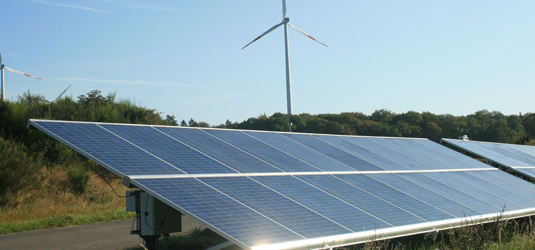 Inwertor sekwencyjny zamontowany pod panelem słonecznym, fot. ArrayPower