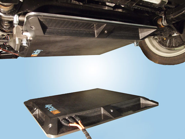 WiTricity opracowała również ładowarkę do samochodów elektrycznych - szeroki na pół metra panel instalowany na podłodze garażu, który ładuje parkujący nad nim samochód elektryczny. WiTricity opracowała również ładowarkę do samochodów elektrycznych - szeroki na pół metra panel instalowany na podłodze garażu, który ładuje parkujący nad nim samochód elektryczny.