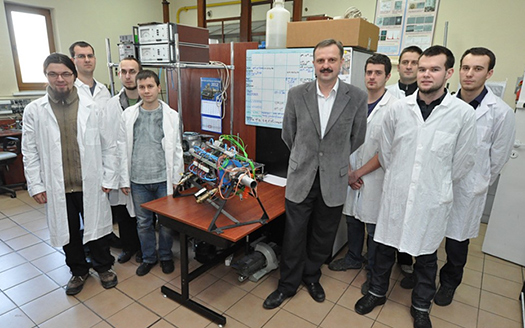 Prof. AGH Krzysztof Wojciechowski z Wydziału Inżynierii Materiałowej i Ceramiki wraz z zespołem pracuje nad generatorem termoelektrycznym, który ma przekształcać ciepło spalin silników samochodowych w energię elektryczną. Prof. AGH Krzysztof Wojciechowski z Wydziału Inżynierii Materiałowej i Ceramiki wraz z zespołem pracuje nad generatorem termoelektrycznym, który ma przekształcać ciepło spalin silników samochodowych w energię elektryczną.