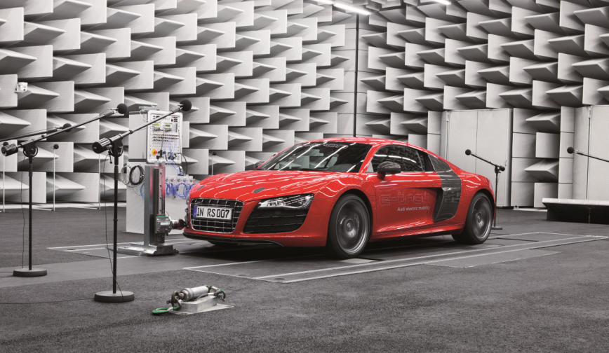 Stanowisko do pomiarów akustycznych Audi e-tron Pomiary podstawowe: Stanowisko do pomiarów akustycznych