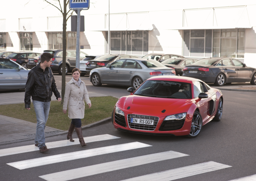 Audi e-sound wykorzystuje syntetyczny dźwięk silnika, aby przechodnie mogli usłyszeć je w ruchu miejskim. Audi e-sound wykorzystuje syntetyczny dźwięk silnika, aby przechodnie mogli usłyszeć je w ruchu miejskim.