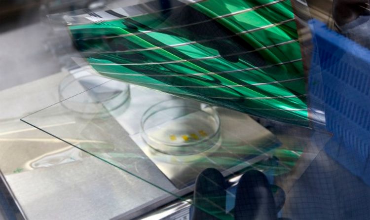 Folia słoneczna Heliatek naklejona na szyby da solarne okna, które generują energię elektryczną