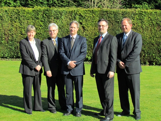 Podpisanie umowy między RS Components i Renesans Electronic. Od lewej: Yvonne Mitchell – Central Product Manager, Electrocomponents, Holger Zielke – General Manager Industrial Business Group, Renesas, Robert Green – CEO, Renesas , Fred Knowles – Global Head of Product Management, Electrocomponents, Achim Mescher – Director Of Distribution Sales Europe, Industrial Business Group, Renesas. Podpisanie umowy między RS Components i Renesans Electronic. Od lewej: Yvonne Mitchell – Central Product Manager, Electrocomponents, Holger Zielke – General Manager Industrial Business Group, Renesas, Robert Green – CEO, Renesas , Fred Knowles – Global Head of Product Management, Electrocomponents, Achim Mescher – Director Of Distribution Sales Europe, Industrial Business Group, Renesas.