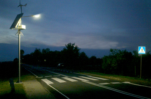 Oświetlenie przejścia dla pieszych za pomocą hybrydowego zestawu oświetleniowego Oświetlenie przejścia dla pieszych za pomocą hybrydowego zestawu oświetleniowego