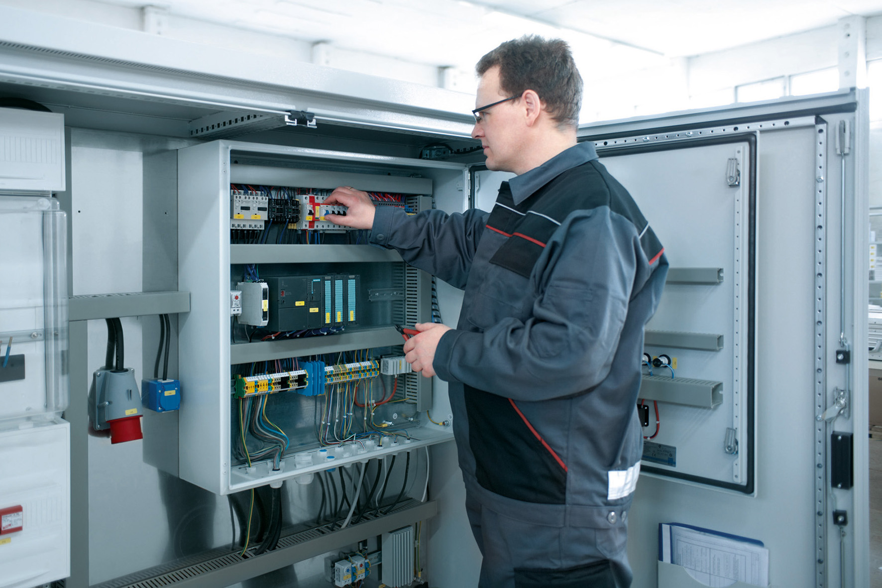 ISAB Klitschmar GmbH od lat wykorzystuje zalety obudów CS New Basic firmy Rittal ISAB Klitschmar GmbH od lat wykorzystuje zalety obudów CS New Basic firmy Rittal