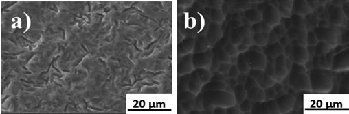 Rys. 2. Mikrofotografia SE M płytek mc-Si po teksturyzacji w roztworach o stosunku objętościowym 1HF:7HNO3 z zastosowaniem rozpuszczalnika a) CH3COO H i b) H2O
