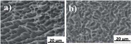Rys. 3. Mikrofotografia SE M płytek mc-Si po teksturyzacji w roztworach o stosunku objętościowym 7HF:1HNO 3 z zastosowaniem rozpuszczalnika a) CH3COO H i b) H2O