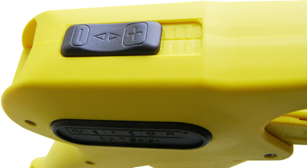 Stripper przeznaczony jest do zdejmowania izolacji z przewodów o różnym przekroju, przed przystąpieniem do procesu zdejmowania izolacji należy wstępnie dopasować wysunięcie ostrza do przekroju przewodu z którego będzie zdejmowana izolacji. Odbywa się to za pomocą przesunięcia przełącznika Stripper przeznaczony jest do zdejmowania izolacji z przewodów o różnym przekroju, przed przystąpieniem do procesu zdejmowania izolacji należy wstępnie dopasować wysunięcie ostrza do przekroju przewodu z którego będzie zdejmowana izolacji. Odbywa się to za pomocą przesunięcia przełącznika