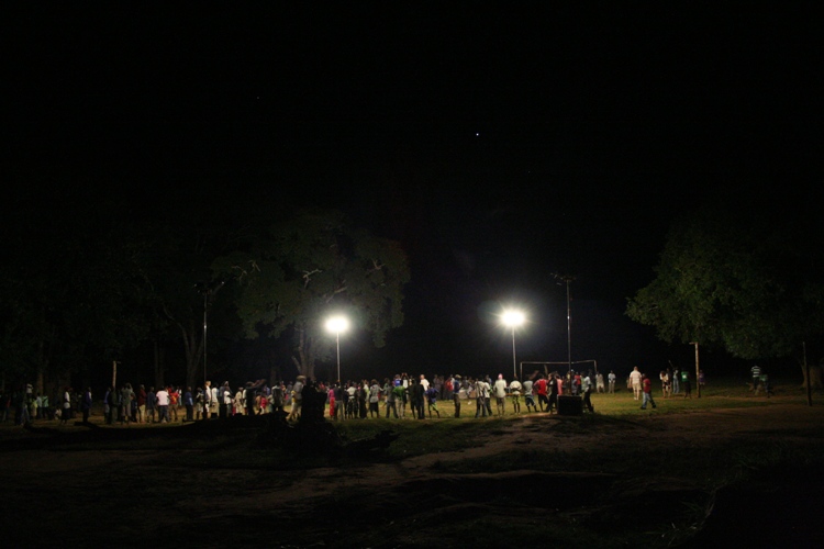 Każdy ośrodek oświetlają 4 oprawy LED zasilane energią słoneczną. Na zdjęciu oświetlenie w miejscowości Kande nad jeziorem Malawi. Każdy ośrodek oświetlają 4 oprawy LED zasilane energią słoneczną. Na zdjęciu oświetlenie w miejscowości Kande nad jeziorem Malawi.