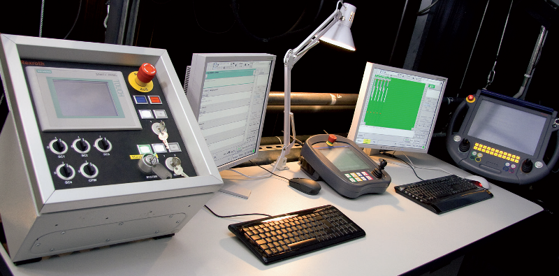 Pulpit główny systemu sterowania urządzeniami mechaniki sceny Pulpit główny systemu sterowania urządzeniami mechaniki sceny