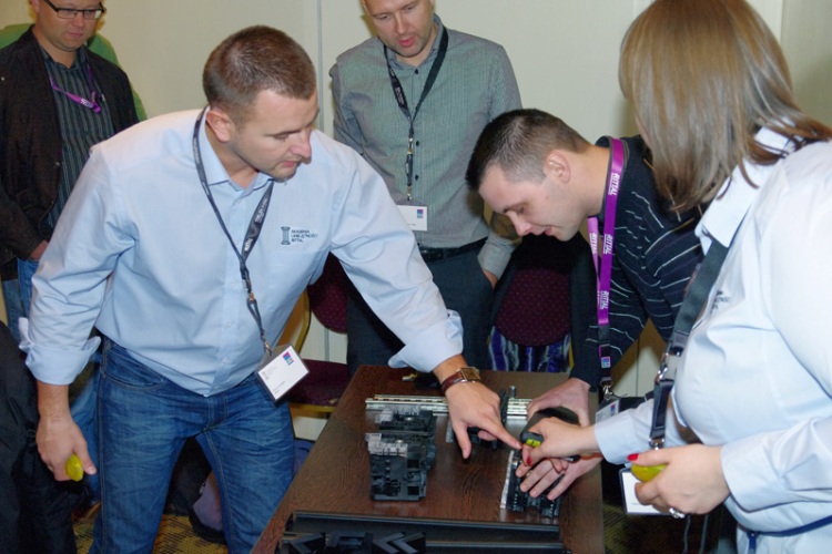 W trakcie warsztatów Akademii Umiejętności Rittal uczestnicy składali - po raz pierwszy - cokoły Flex-Block Rittal średnio w 60s. Testy przeprowadzone w centrali firmy dowodzą, że możliwe jest kilkukrotne przyśpieszenie tej czynności. Akademia umiejętności Rittal szkolenie