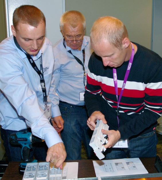 Atrakcją szkolenia były zajęcia praktyczne, w trakcie których uczestnicy mogli samodzielnie przeprowadzić montaż urządzeń, przekonując się o jego szybkości oraz łatwości Atrakcją szkolenia były zajęcia praktyczne, w trakcie których uczestnicy mogli samodzielnie przeprowadzić montaż urządzeń, przekonując się o jego szybkości oraz łatwości