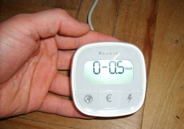 Miernik jest wykonany z wysokiej jakości tworzywa. Wszystkie elementy są dopracowane, część z wyświetlaczem dobrze leży w dłoni, umożliwiając wygodną obsługę przycisków kciukiem